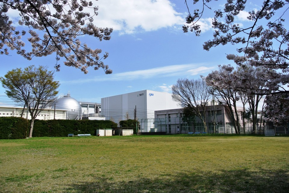 調布航空宇宙センター遷音速風洞防音化対策　主冷却器防音化工事：工事後遠景